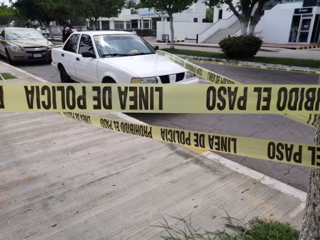 se espera a la propietaria del vehículo que presuntamente labora en el centro para informarle del delito