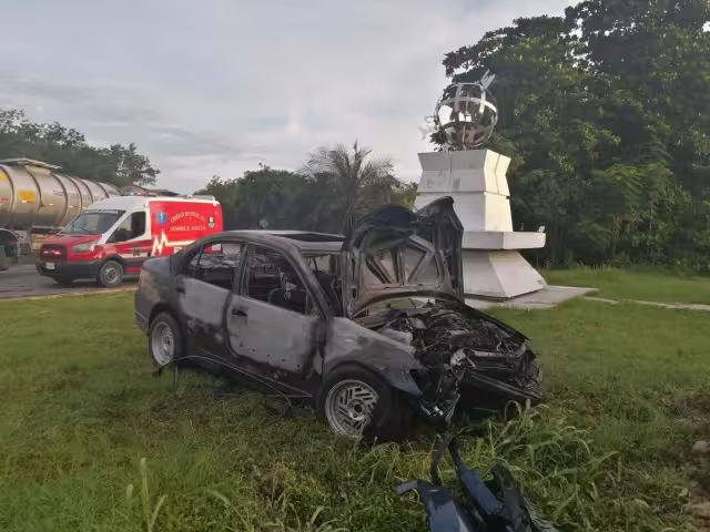 El automóvil Honda fue declarado en pérdida total, pues el fuego consumió interior y exterior