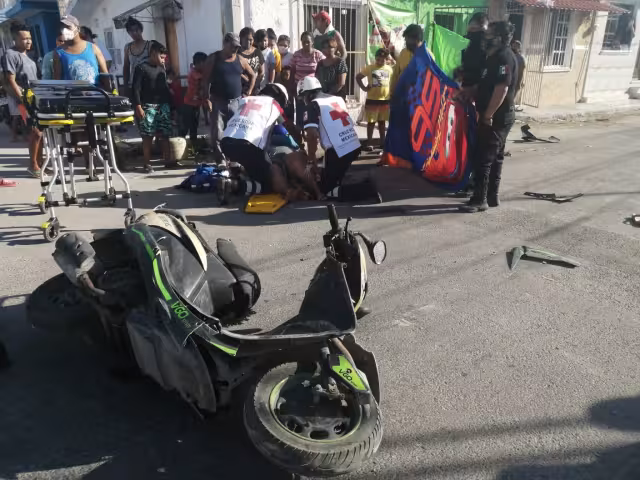 Mujer termina lesionada tras ser impactada por una patrulla polical luego de pasarse un alto