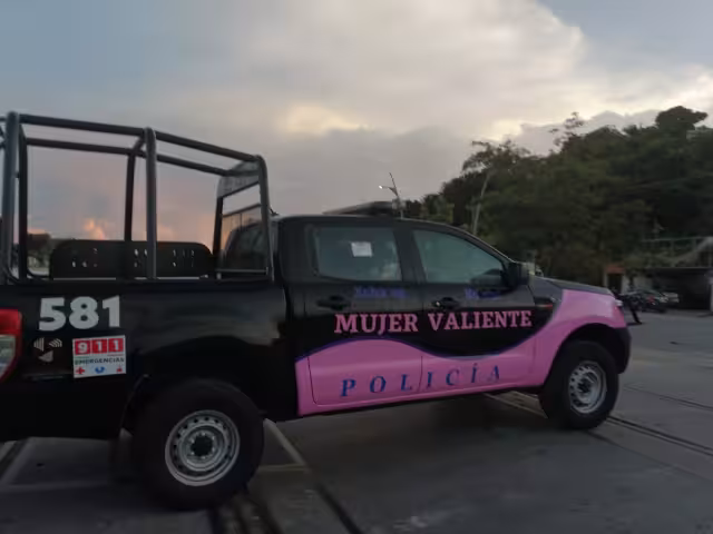 Con la frase "Mujer Valiente", tres patrullas recorren las calles de Campeche