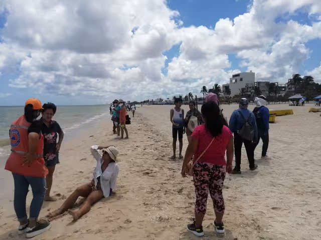La mujer no hizo caso y se metió al mar y fue atacada por una raya