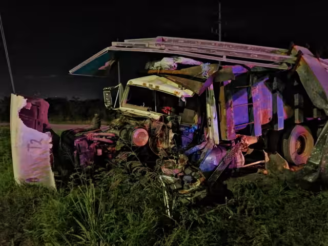 Así quedó el tráiler luego de salirse de la carretera