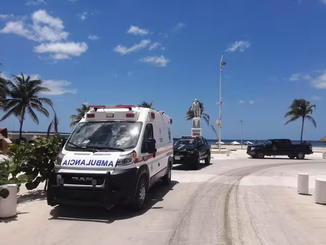 Al lugar llegaron elementos de la policía, así como una ambulancia