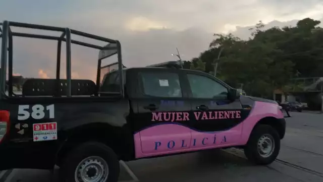 Con la frase "Mujer Valiente", tres patrullas recorren las calles de Campeche
