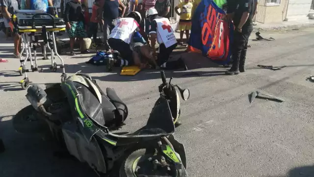 Mujer termina lesionada tras ser impactada por una patrulla polical luego de pasarse un alto