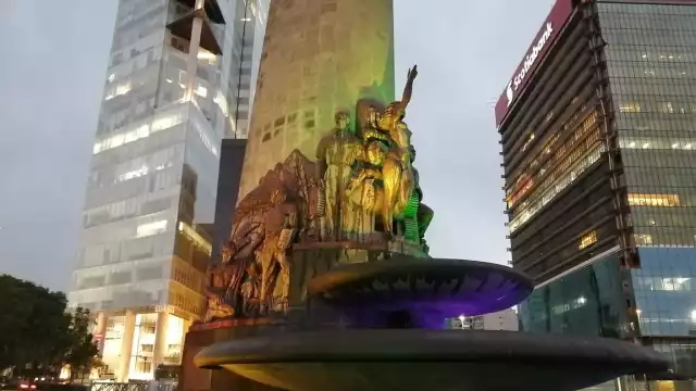 Monumentos y edificios emblemáticos de CDMX son iluminados en el marco del Día Internacional contra la Homofobia, la Transfobia y la Bifobia