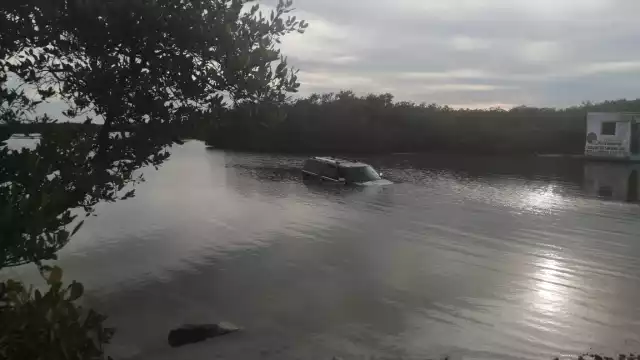 El vehículo a causa de los golpes y el agua se declaró en estado de perdida total
