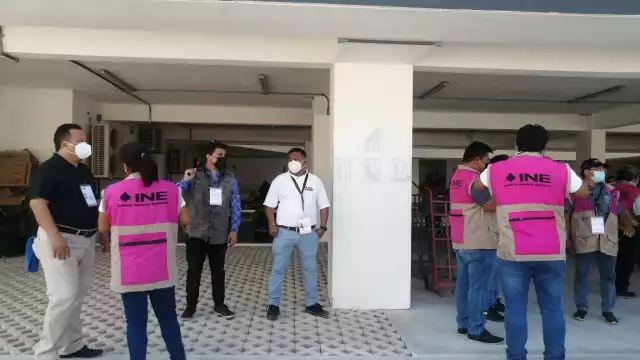 Trabajadores del INE reciben el material en las oficinas del puerto