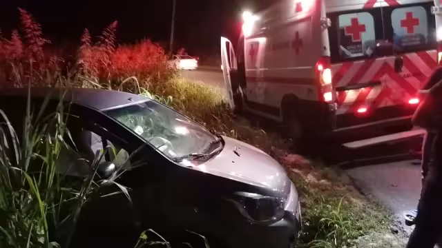 El automóvil terminó fuera de la vía tras el choque con el camión de basura en Campeche