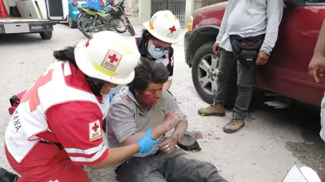 El hombre fue auxiliado por paramédicos de la Cruz Roja