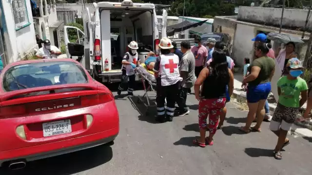 El auto cayó por la pendiente derrumbando el muro de una casa ubicado al final de esta