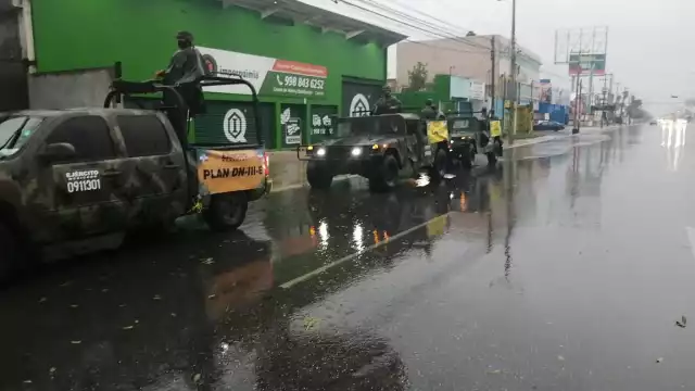 Con camiones especiales e impermeables, las cuadrillas se bajan para rehabilitar los espacios