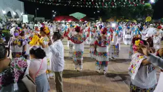 Con el tradicional baile de la jarana yucateca, los pobladores de Dzemul iniciaron los festejos para honrar a la Virgen de la Expectación