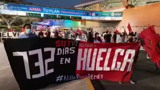 Los manifestantes bloquearon el acceso al Aeropuerto Internacional de la CDMX. Foto: Twitter @RayHerL