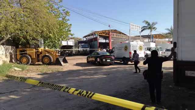 Otra versión menciona que la grúa golpeó a su compañero y, al caer, se golpeó la cabeza en el piso