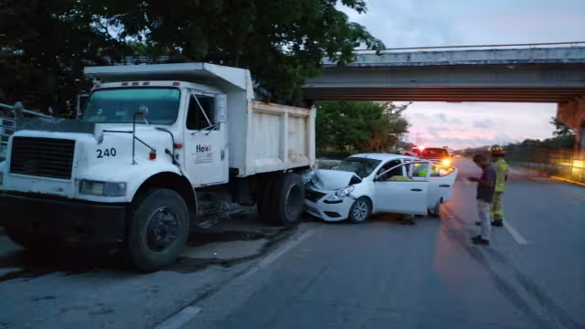 El sedán presentó afectaciones severas principalmente en la parte frontal