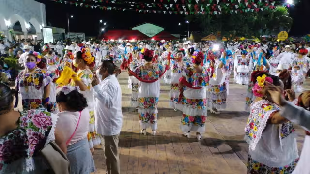 Con el tradicional baile de la jarana yucateca, los pobladores de Dzemul iniciaron los festejos para honrar a la Virgen de la Expectación