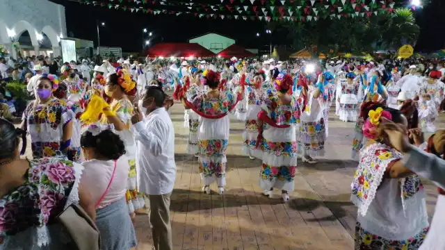 Con el tradicional baile de la jarana yucateca, los pobladores de Dzemul iniciaron los festejos para honrar a la Virgen de la Expectación