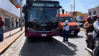 Choque entre camión urbano y camioneta en Gobernadores; solo daños materiales