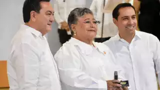 Fueron 500 maestros reconocidos de Yucatán por sus décadas de trayectoria