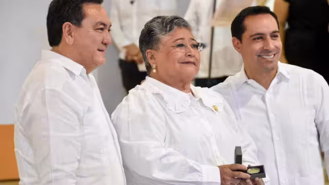 Fueron 500 maestros reconocidos de Yucatán por sus décadas de trayectoria