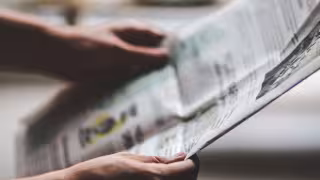 Poner papel periódico debajo de la ropa es uno de los mejores remedios contra el frío