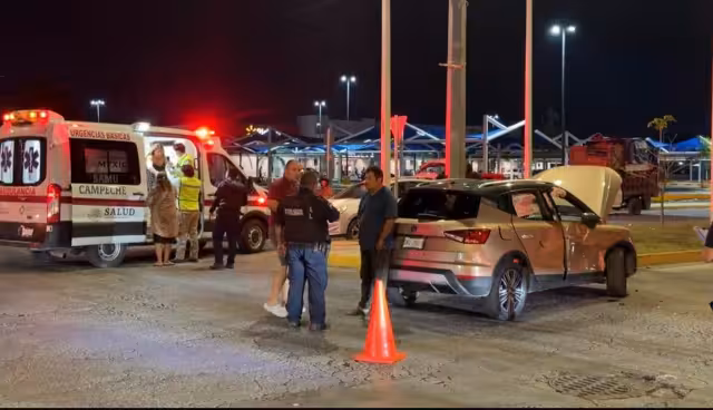 Paramédicos del SAMU y elementos policiacos acudieron al lugar del accidente.
