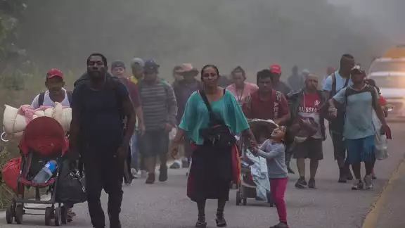 Dos migrantes que viajaban en caravana de Puebla a la Ciudad de México fueron atropellados por una camioneta del Instituto Nacional de Migración (INM) Dos migrantes que viajaban en caravana de Puebla a la Ciudad de México fueron atropellados por una camioneta del Instituto Nacional de Migración (INM)