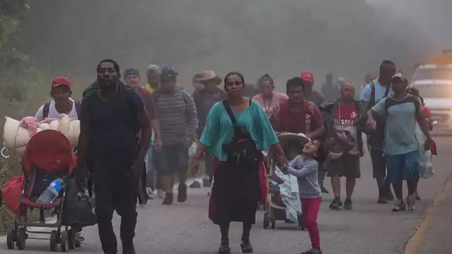 Dos migrantes que viajaban en caravana de Puebla a la Ciudad de México fueron atropellados por una camioneta del Instituto Nacional de Migración (INM)