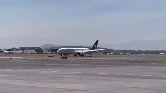 Avión de Aeroméxico aterrizando con las vacunas