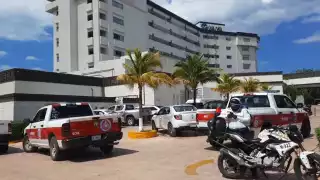 Afuera de las instalaciones del hotel se logra ver a varios turistas aglomerando la entrada