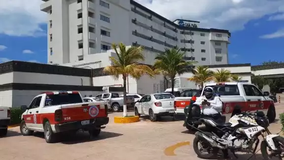 Afuera de las instalaciones del hotel se logra ver a varios turistas aglomerando la entrada