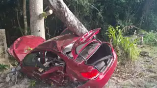 Aparatoso accidente en el kilómetro 14 de la Ruta de los Cenotes deja un lesionado