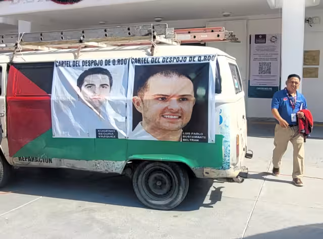 Uno de los afectados dijo que, al parecer, el ataque oficial fue por las lonas que colocó en la “combi” que usa para laborar