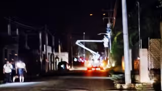 CFE deja sin energía eléctrica calle principal de José María Morelos por trabajos de mantenimiento