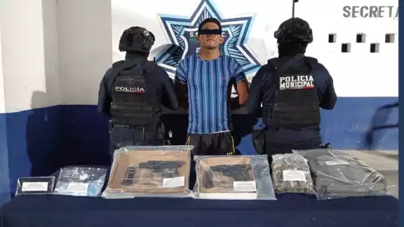 La SSPyPC presentó a Adrián Alfredo “N”, quien es originario de Veracruz. La SSPyPC presentó a Adrián Alfredo “N”, quien es originario de Veracruz.