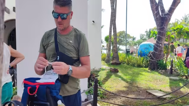 Los turistas extranjeros hasta se forjan "churritos" de marihuana en la vía pública