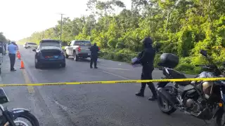 El cadáver fue hallado con rastros de sangre, a la altura del kilómetro 8 de la carretera transversal de Cozumel