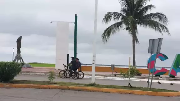un clima nublado, los habitantes y visitantes disfrutan del puente