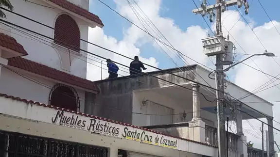 EL hombre permaneció tendido en el techo, donde recibió ayuda