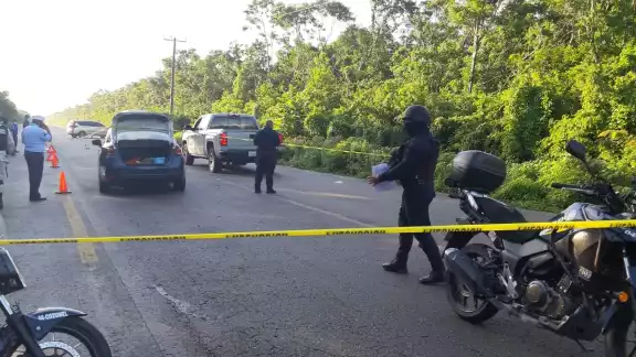 El cadáver fue hallado con rastros de sangre, a la altura del kilómetro 8 de la carretera transversal de Cozumel