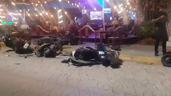 El conductor provocó varios daños materiales El conductor provocó varios daños materiales