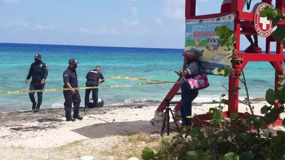 El cuerpo será sacado del agua para ser llevado a las instalaciones de Semefo de Cozumel por Servicios Periciales de la FGE Quintana Roo