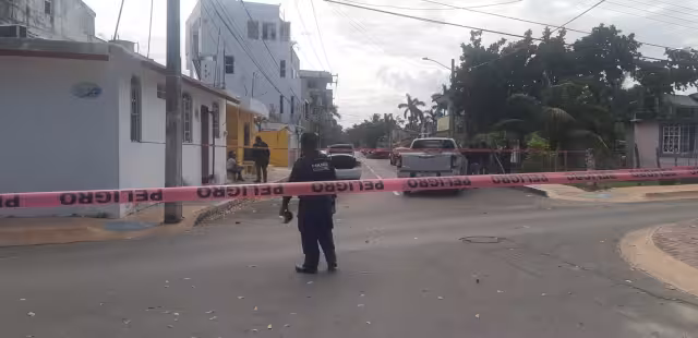 Testigos en algunas zonas donde ocurrieron las detonaciones de arma de fuego en Cozumel, señalaron un auto Mazda color 
rojo en el que circulaban los presuntos pistoleros