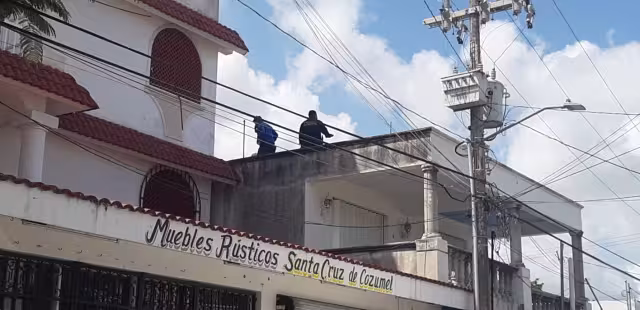 EL hombre permaneció tendido en el techo, donde recibió ayuda