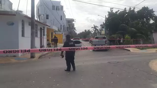 Testigos en algunas zonas donde ocurrieron las detonaciones de arma de fuego en Cozumel, señalaron un auto Mazda color 
rojo en el que circulaban los presuntos pistoleros