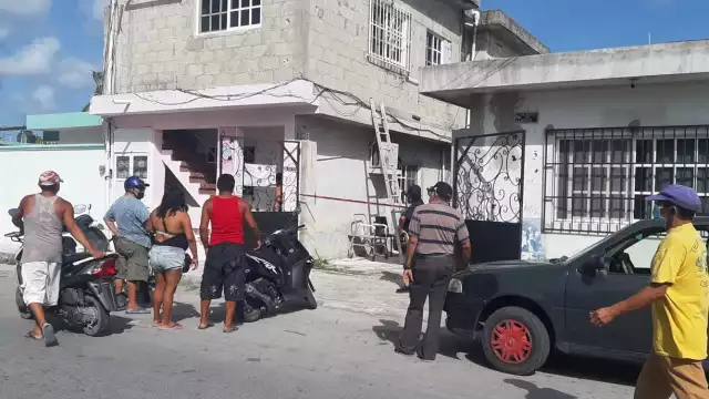 El cadáver fue hallado colgado de un hamaquero al interior de una vivienda de la colonia Emiliano Zapata en Cozumel