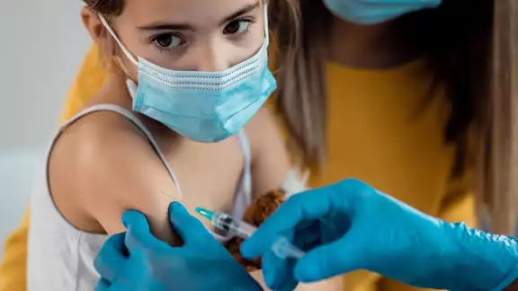 La Administración de Alimentos y Medicamentos de Estados Unidos (FDA) autorizó el uso de una tercera dosis de la vacuna contra COVID-19 de Pfizer y BioNTech para niños de 12 a 15 años de edad La Administración de Alimentos y Medicamentos de Estados Unidos (FDA) autorizó el uso de una tercera dosis de la vacuna contra COVID-19 de Pfizer y BioNTech para niños de 12 a 15 años de edad