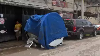 Tiran como chatarra costoso equipo de hospital en Campeche; vecinos temen por su salud       