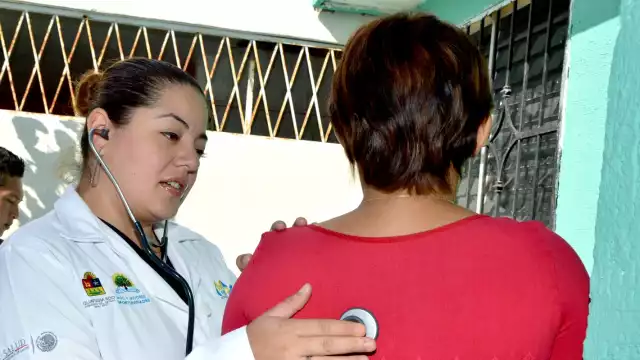 Uno de los primeros síntomas y signos de alerta es tos intensa y constante, a menudo con sangrado, que dura más de 15 días.